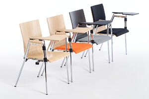 Schnell und einfach können die Collegestühle in Reihe gestellt werden